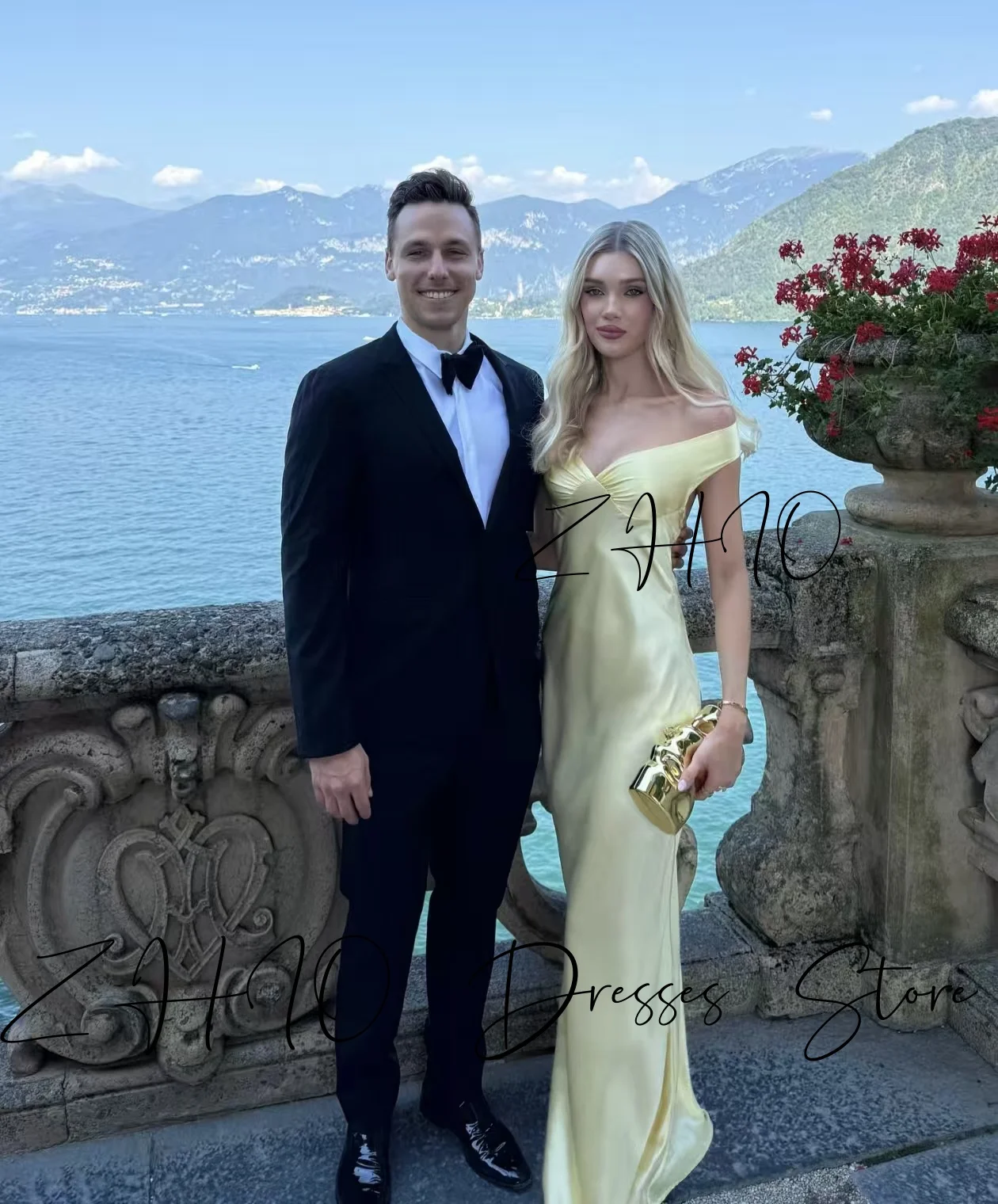 ชุดราตรีงานแต่งงานสีเหลืองหรูหรา ทรงเมอร์เมด คอวี โชว์หลัง ผ้าซาติน ยาวกรอมพื้น สำหรับงานเลี้ยงหรืองานพิธีการ  สามารถสั่งตัดได้