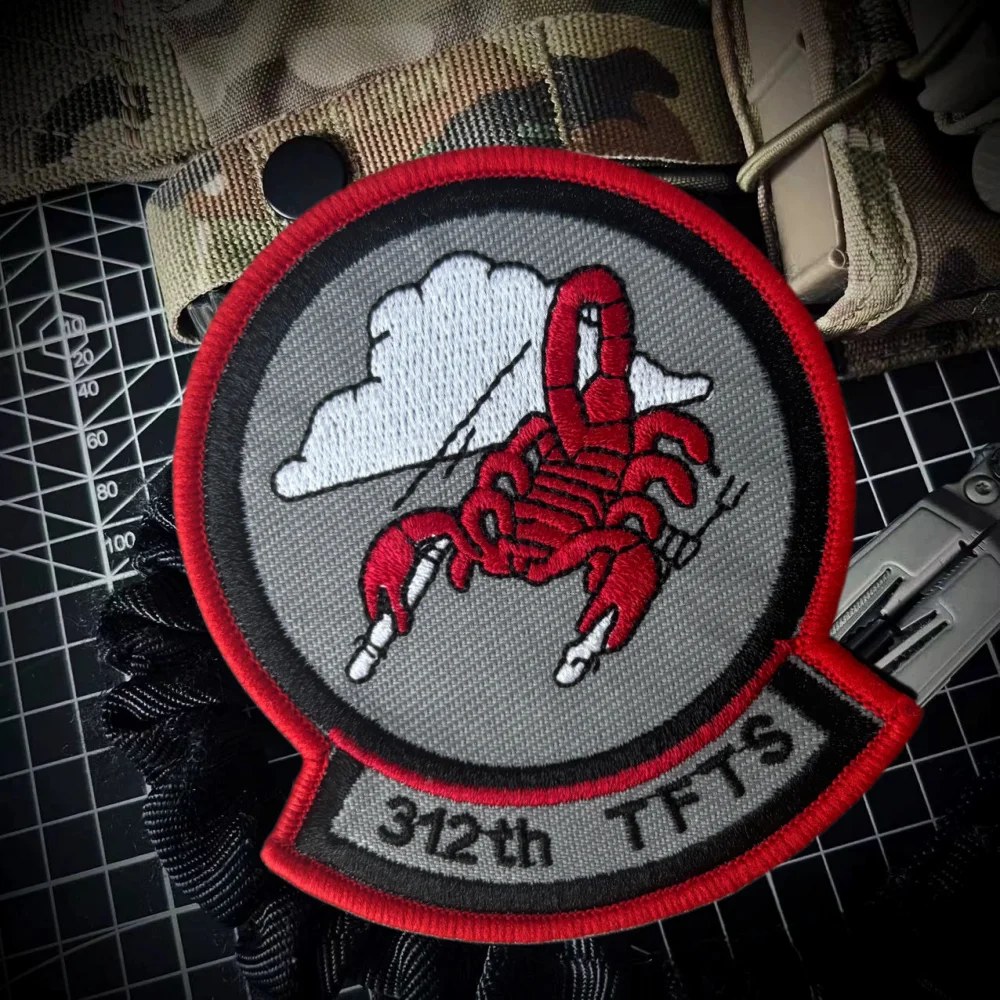 312 TFTS нашивка с вышивкой скорпиона, тактические военные значки для боевых действий, нашивки с крючками и петлями, наклейка на рюкзак для одежды, повязка на руку