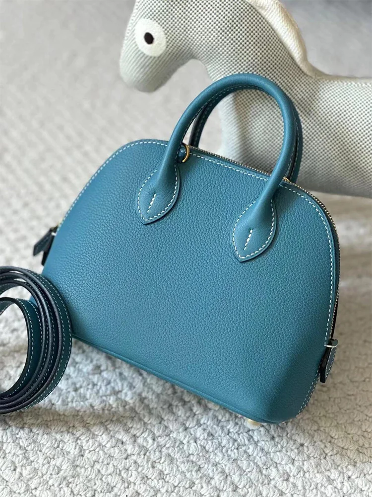 

Luxury Leather ell Handbag Women's Commuter Faion Retro Crossbody Bag Soft Handle Zipper Closure Casual Scene