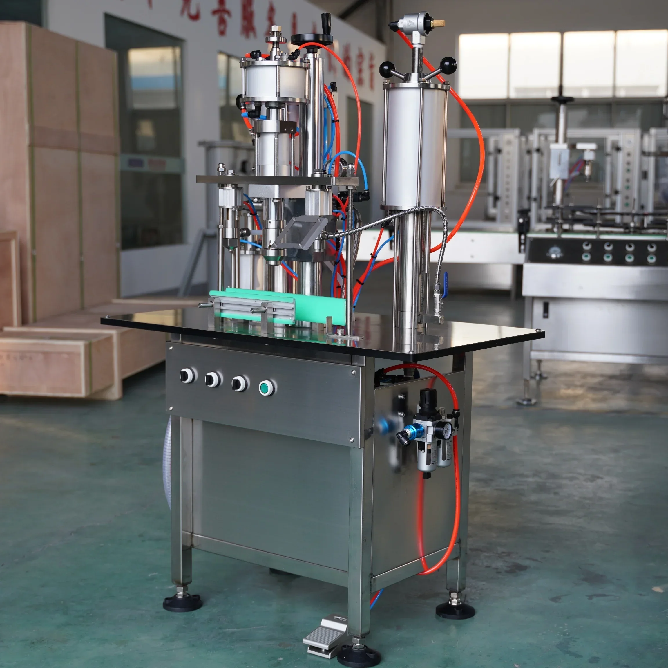 Máquina llenadora de latas de aerosol con aire comprimido como propulsor