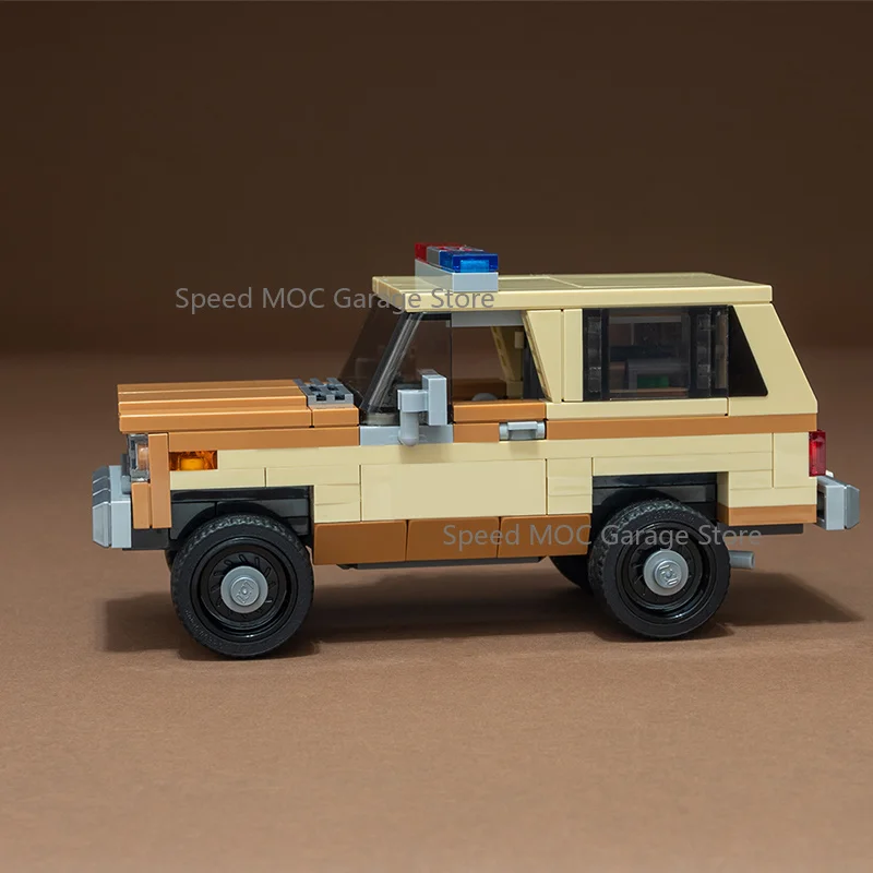 Image of Retro 80er Jahre Kleinstadt-Polizei-SUV MOC-Set, Beige & Braunes Geländefahrzeug mit Dach-Lichtleiste, Inspiriert von Seltsamen Ereignissen, Automodell