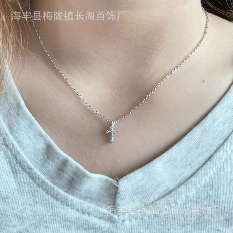 

Изысканное миниатюрное колье-цепочка с инкрустацией сверкающими бриллиантами и цирконами, в стиле минимализм и холодный шик