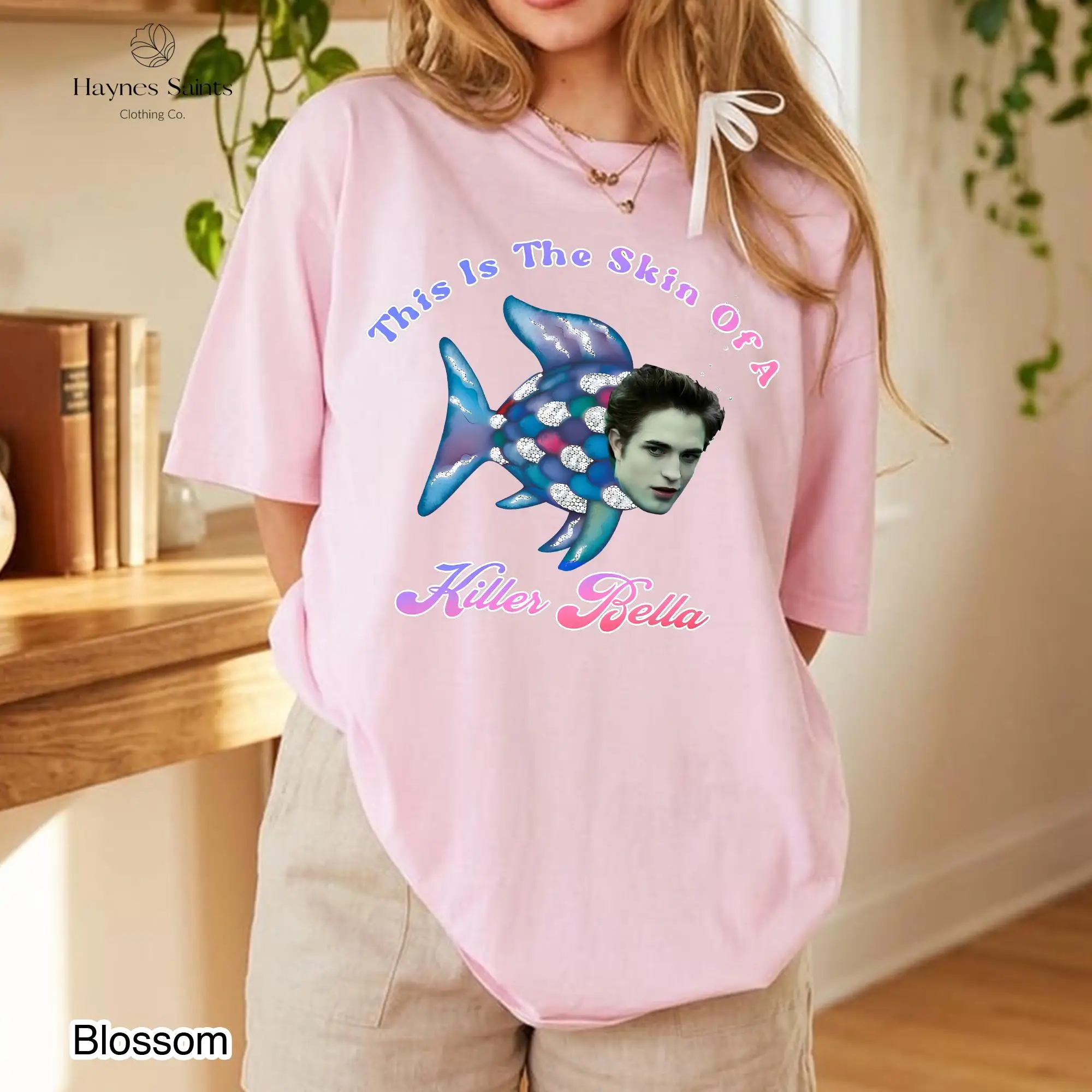 Das ist das T-Shirt „Skin of a Killer Bella“, ein lustiges T-Shirt mit einem Vampir-Fisch-Motiv, ein Retro-T-Shirt mit einem Design, das von Filmen inspiriert ist – ein ideales Geschenk. – Detail 5
