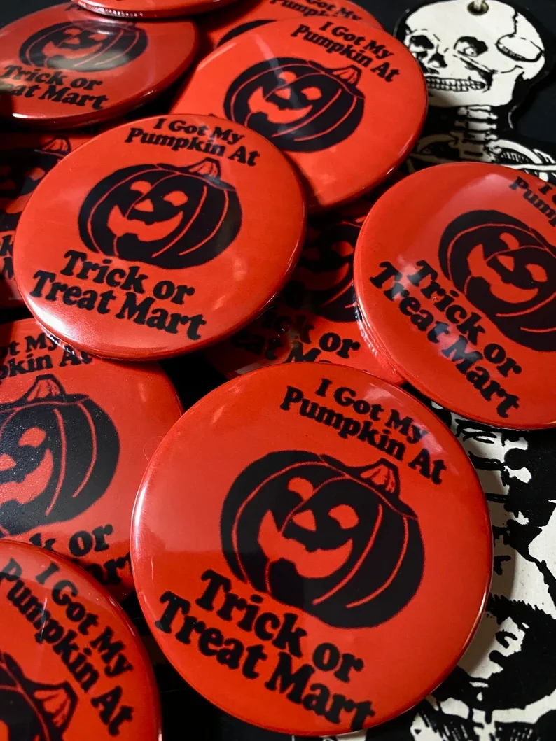 

5pcs Retro Halloween Buttons 70s 80s Vintage Trick or Treat Mart Nostalgia Pins Pumpkin Souvenir Badges Party Supplies Decor