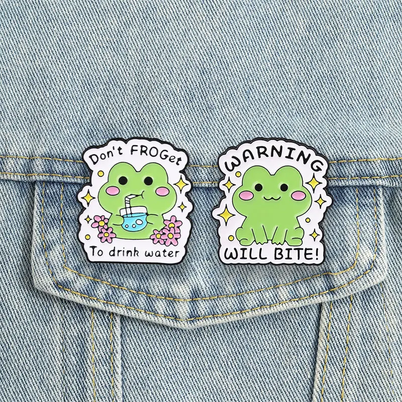 Niedliche Meme-Frosch-Abzeichen Kawaii Amphibien-Slogan WACHSAM, ES BEISST Emaille-Pin Vergiss Nicht, Wasser zu Trinken Brosche Accessoires