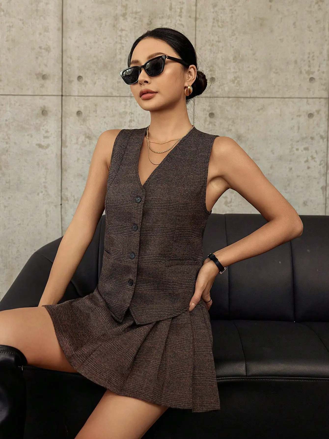 

Женский комплект Aveloria Affinna: жилет-блейзер без рукавов в клетку и плиссированная юбка для летнего повседневного образа