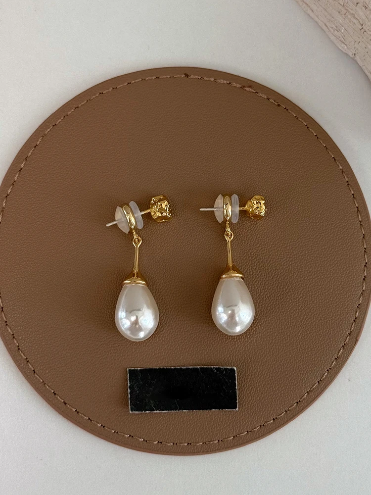 2026 Neue Imitationsperlen-Tropfenförmige Anhänger-Ohrringe in Goldfarbe für Damen, Eleganter Trendschmuck, Luxus-Accessoires für Partys – Detail 9