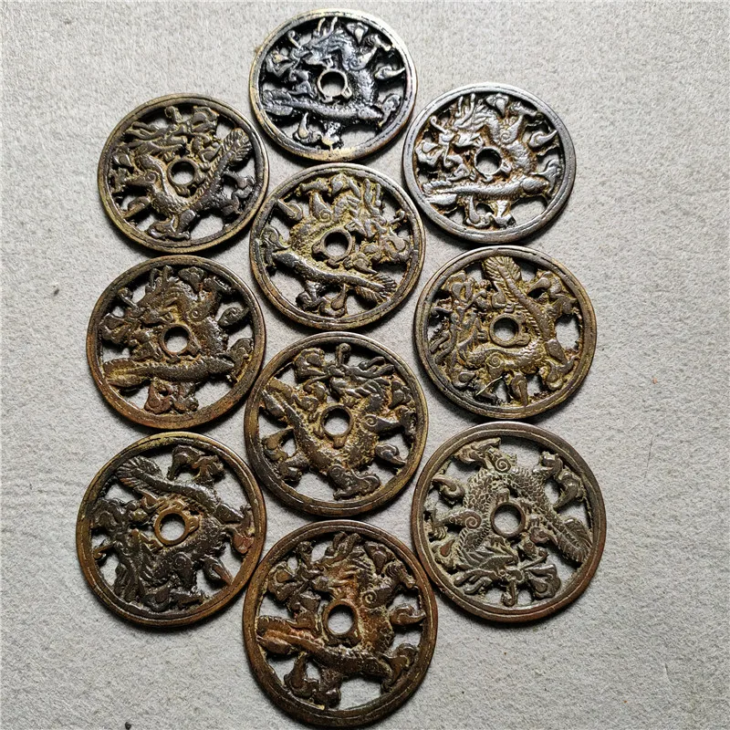 A set of 10 pieces of bronze handicrafts, ancient coins, green sleeves, hollowed out dragons, wrapped in paste, is excellent