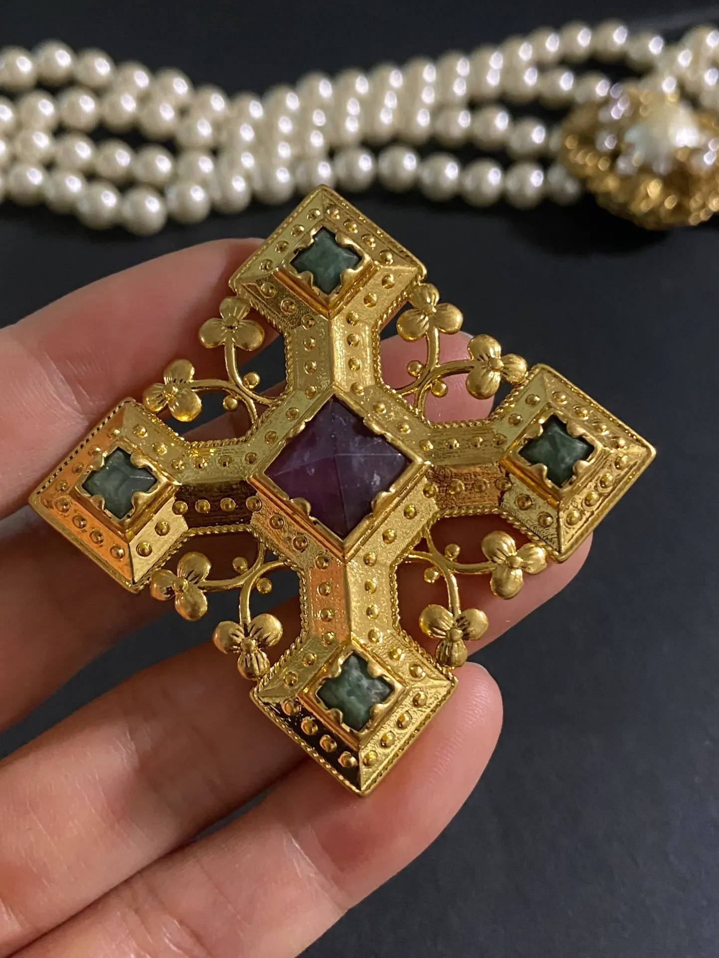 European and American medieval palace style brass inlaid natural stone square brooch