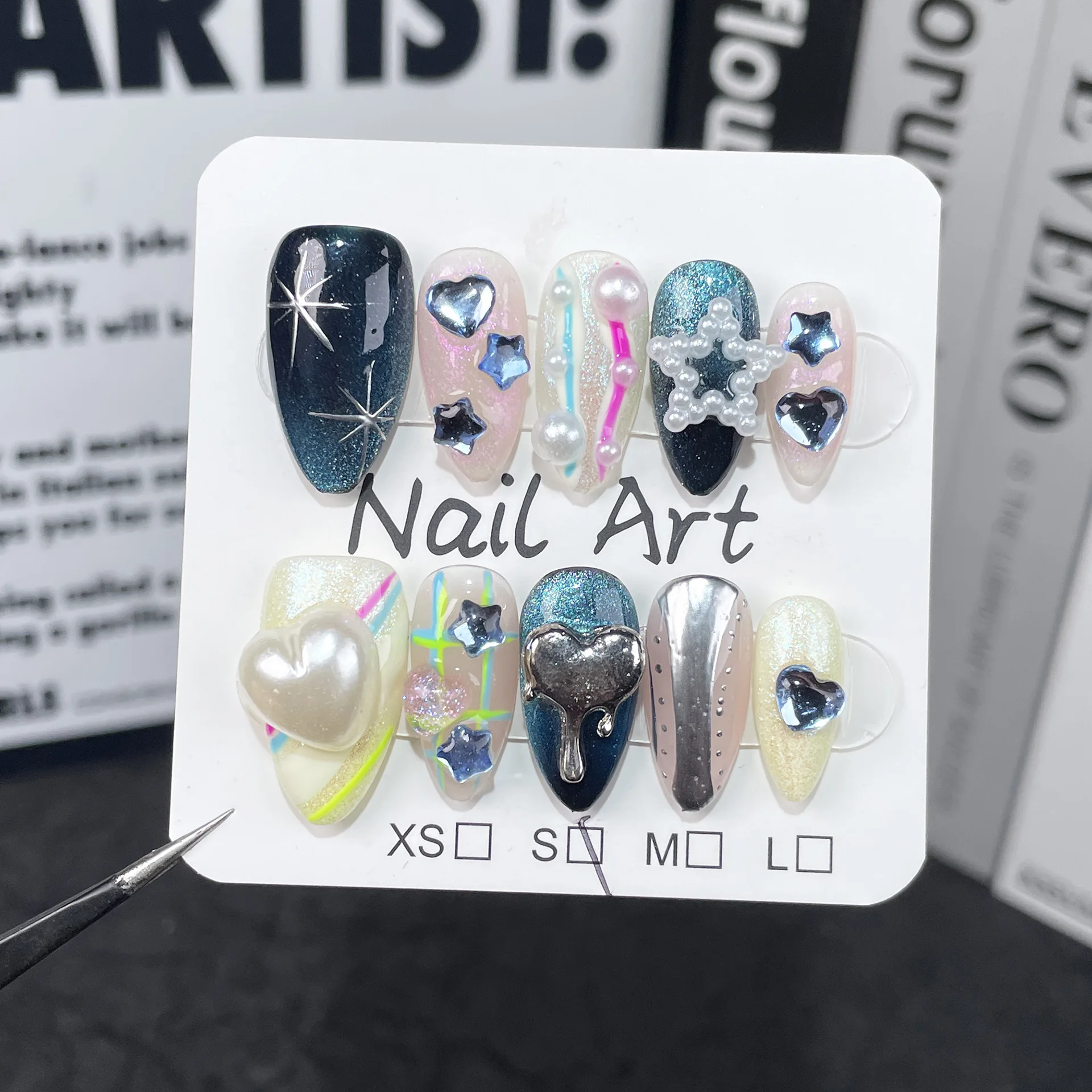 Handgemaakte amandelpers op nagels Zoete Franse Aurora poederblusher Draagbare nepnagels met slangenstrassontwerp Valse nagels