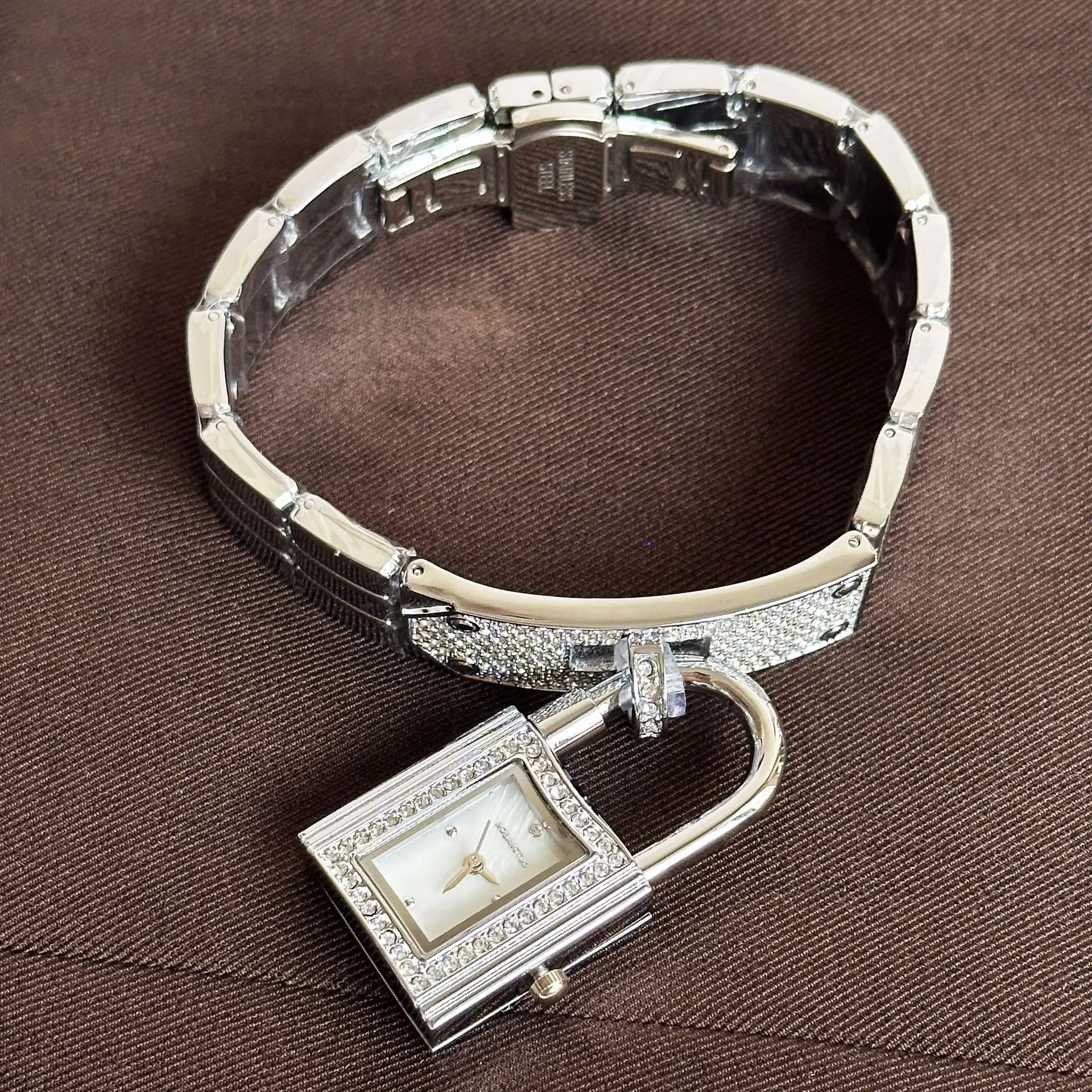 ساعة بسوار قفل للنساء، ساعة بسوار معدني على شكل قفل على الطراز الأوروبي والأمريكي، هدية نسائية