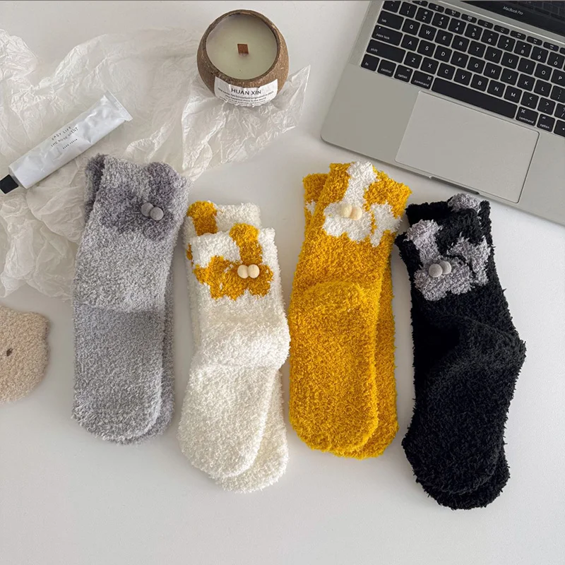 Herbst und Winter Modische Warme Korallen Fleece Mitte Rohr Socken Hause Boden Socken Frauen Neue Nette Blume Plüsch Socken