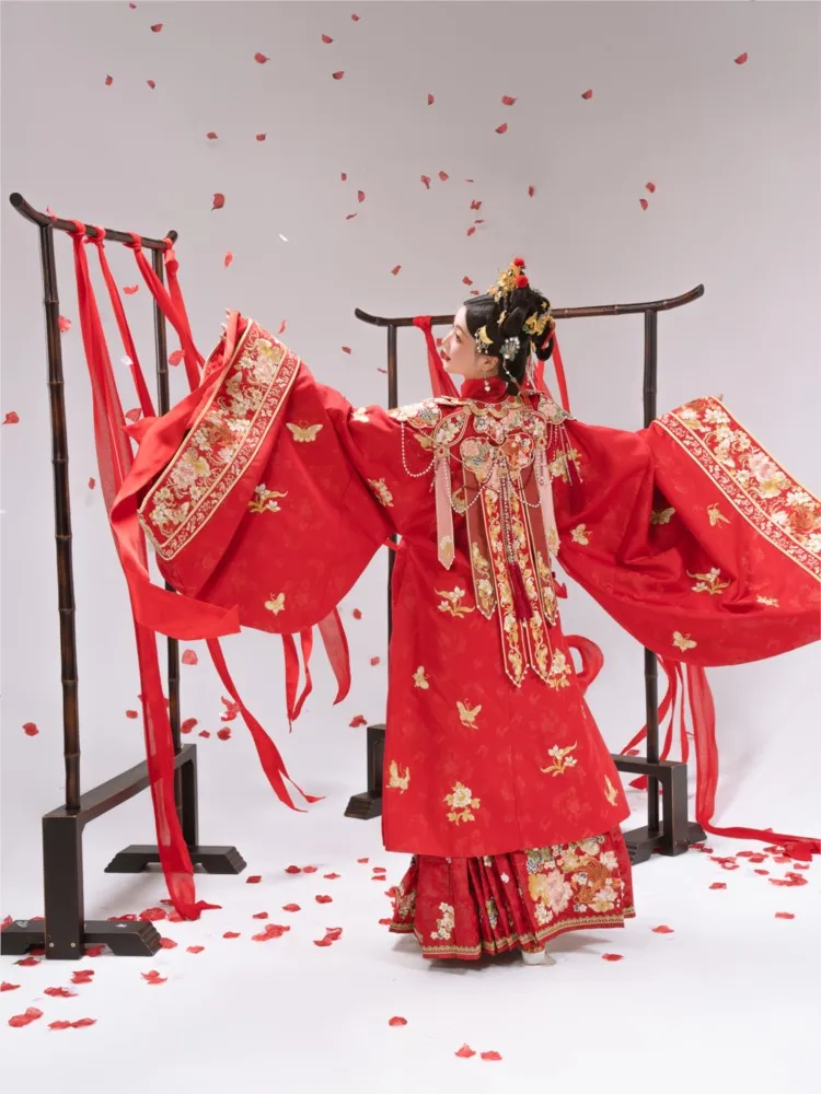 Hanfu wedding dress for women gold embroidered shoulder traditional Chinese flowers intoxicating