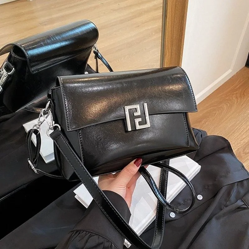 حقيبة ساعي كاجوال عصرية أنيقة للنساء للركاب ذات سعة كبيرة للعمل والترفيه مع شعار الحروف