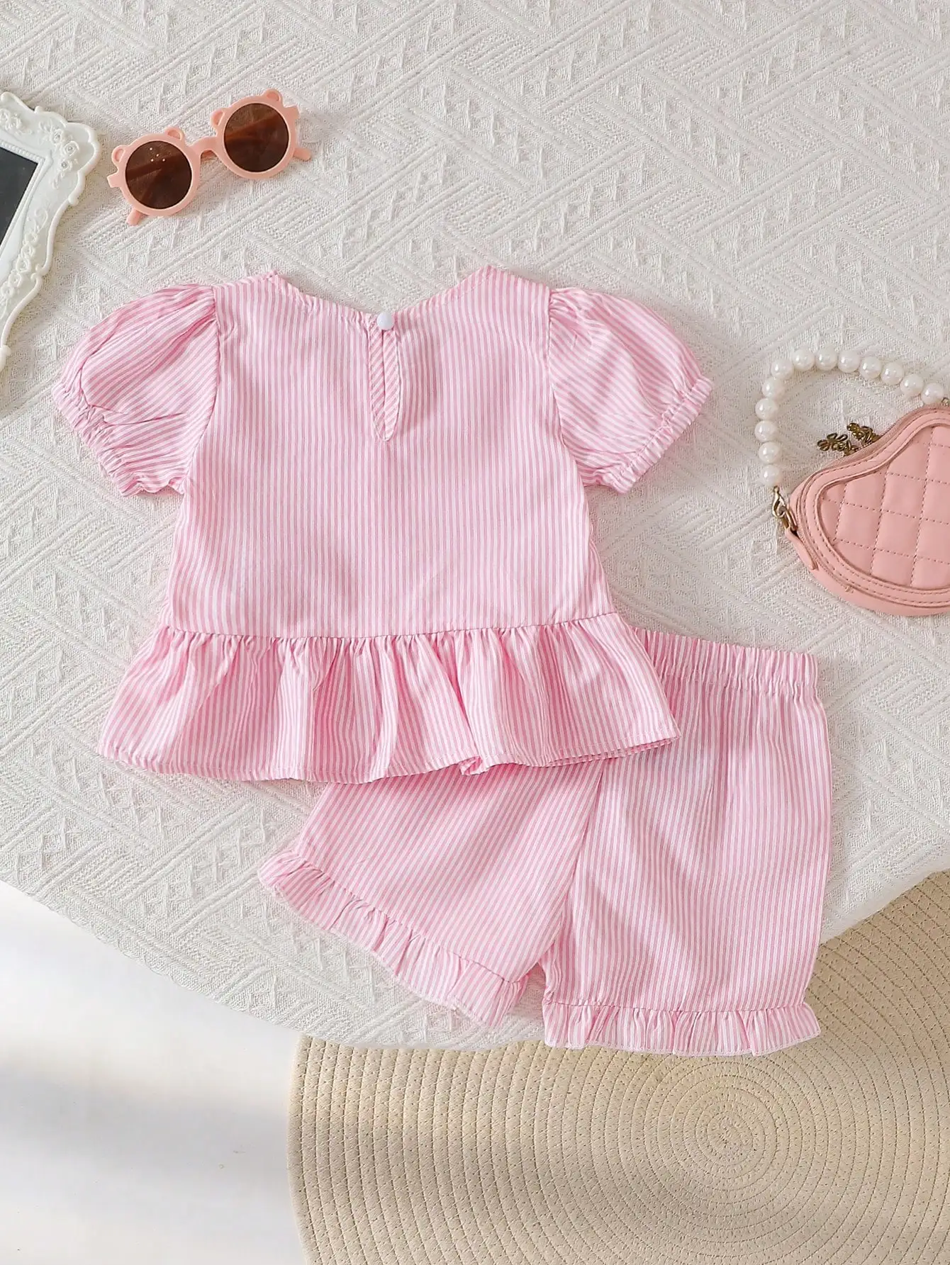 Two piece set of baby girl 3D bow casual striped top and lace shorts suitable for outdoor play, sweet and cool style, cute and e