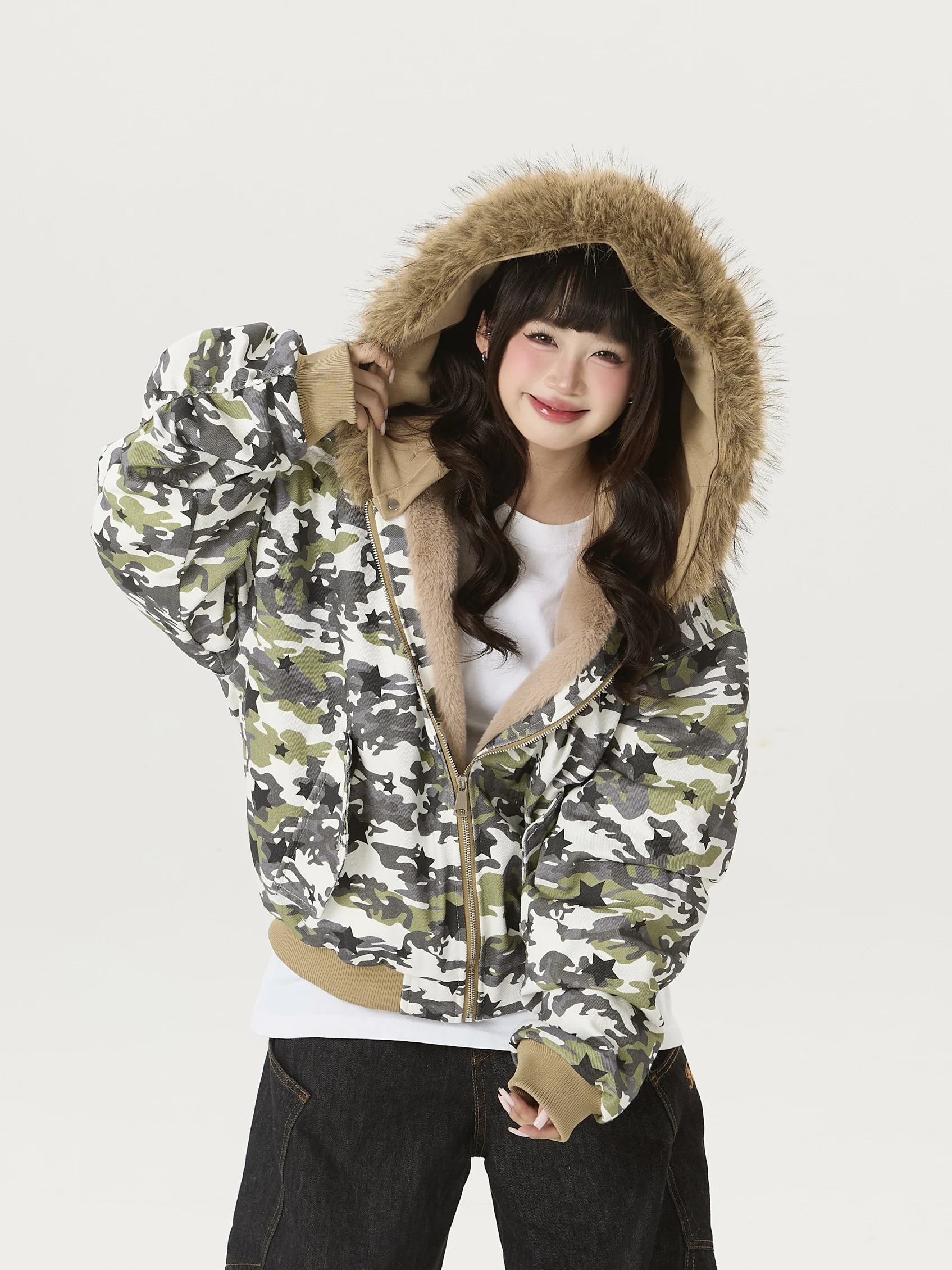 

Утепленная женская зимняя куртка свободного кроя с камуфляжным принтом, меховым воротником и хлопковой подкладкой, удлиненная, на молнии