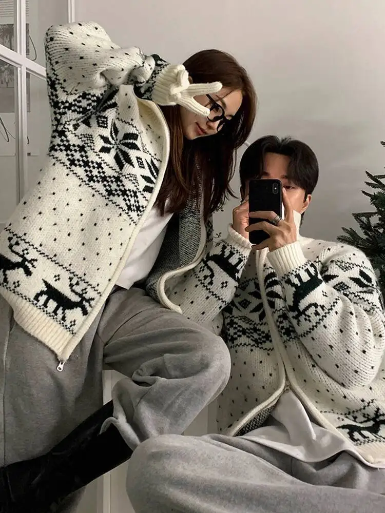 SYUHGFA ملابس للرجال عيد الميلاد تصميم الوقوف طوق سترة سترة التباين اللون فضفاض جديد عصري الذكور الحياكة أعلى 2025 الشتاء