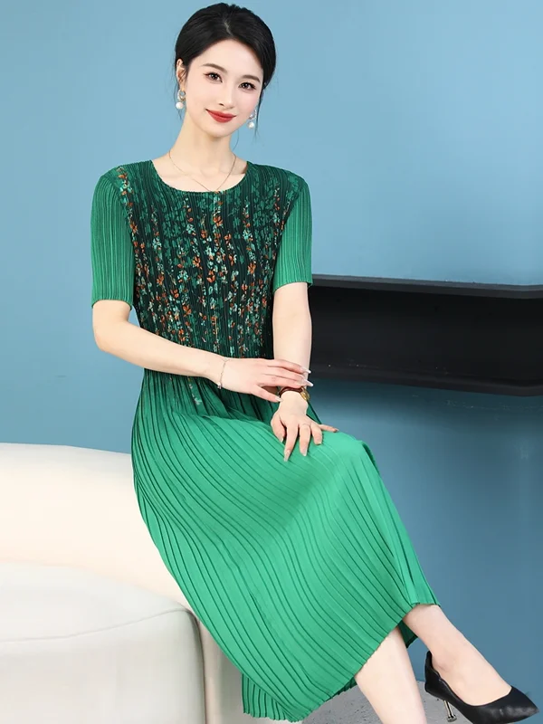 Printed pleated dress for middle-aged and elderly mothers, loose and slimming short sleeved fashionable summer skirt new style