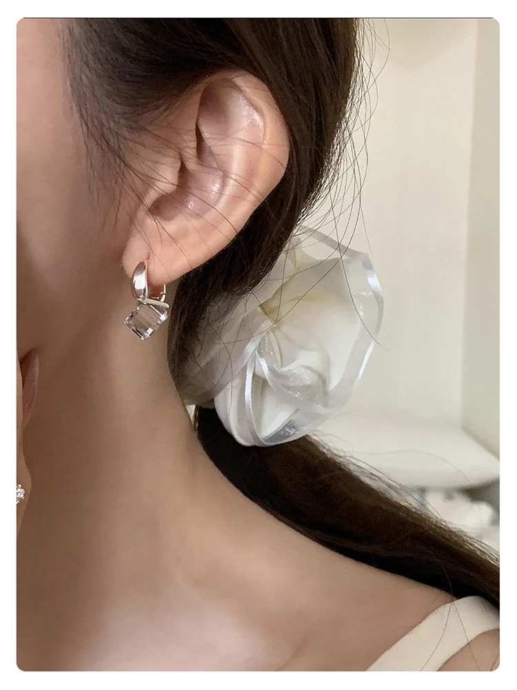 Quadratische Zirkonia-Huggie-Ohrringe, Silberbeschichtet, Blaue Klare Kristall-Creolen, Eleganter Alltagsschmuck für Frauen, Geschenkidee – Detail 6