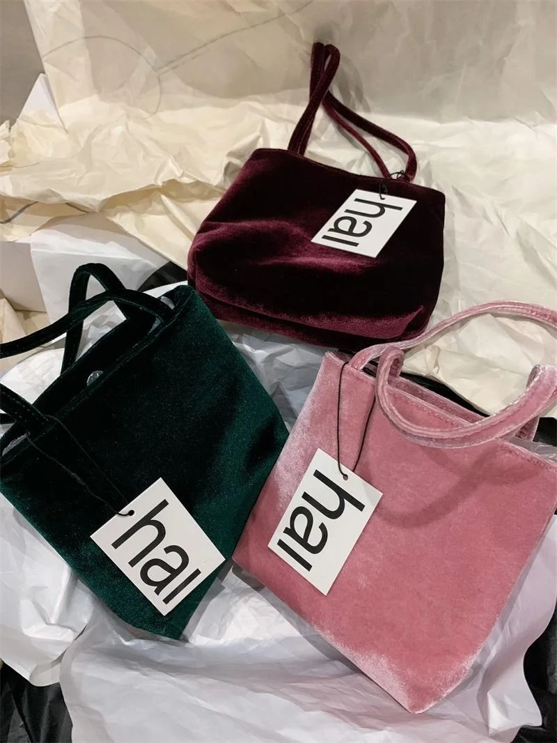 

Velvet Red Handbag Underarm Bag Retro een Handbag Small Square Bag for Autumn Winter Unique Design ular Elements