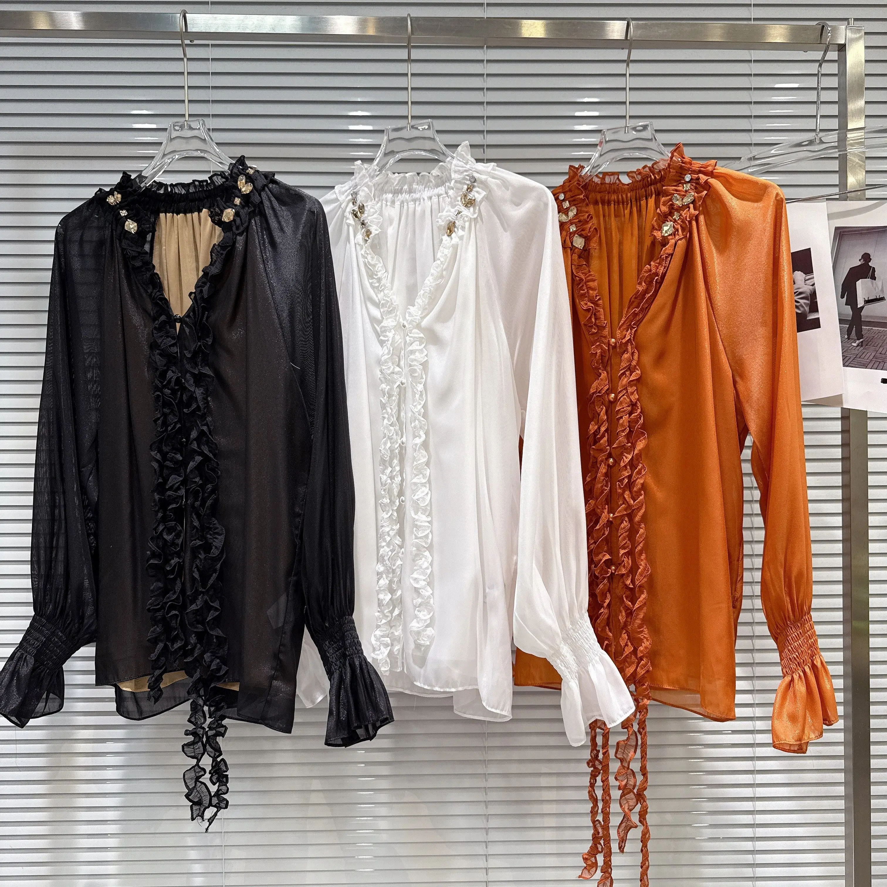 

Новинка весны 2026, милая темпераментная шифоновая блузка с v-образным вырезом и рюшами по краям и стразами, с длинными рукавами для женщин