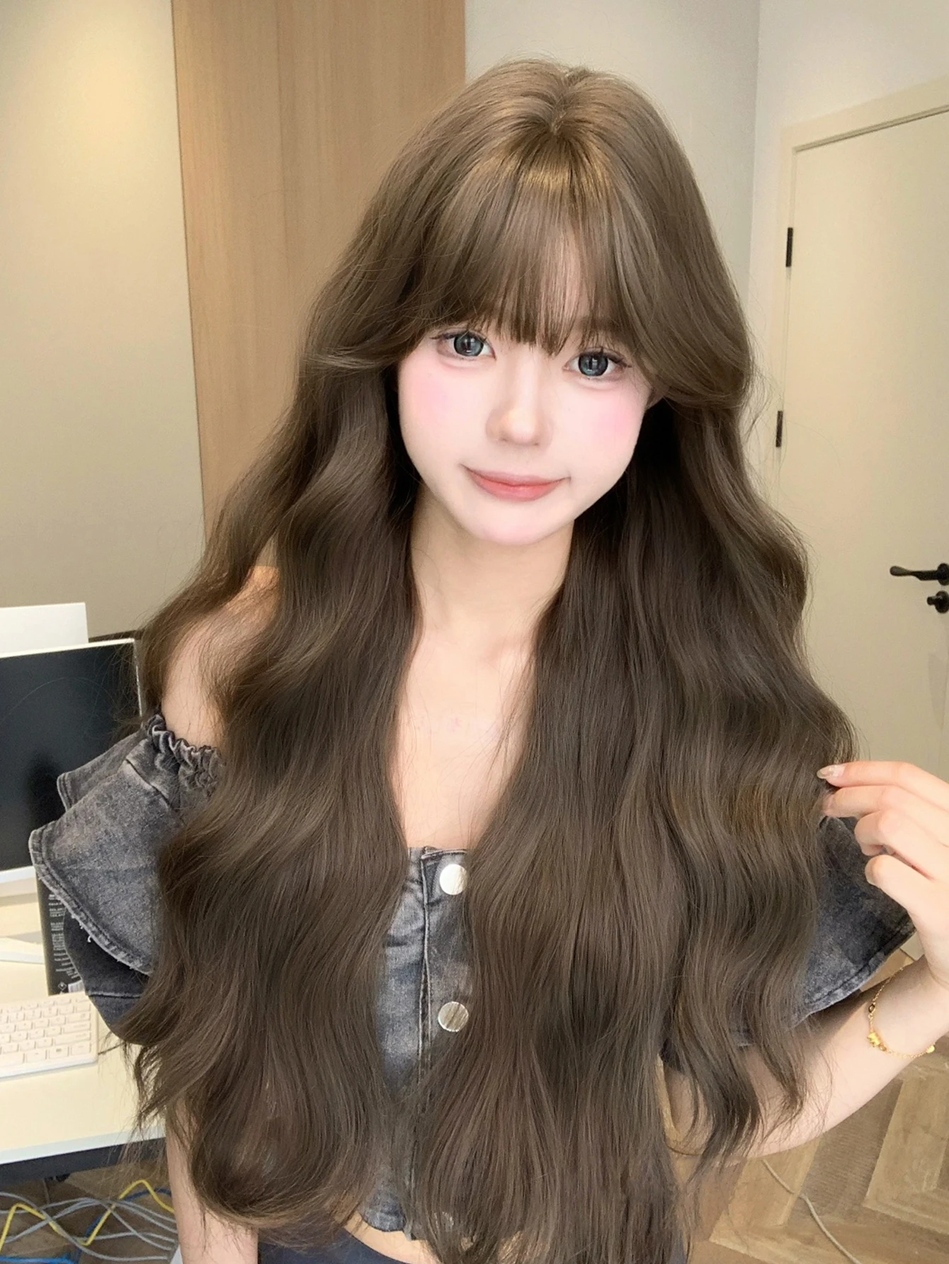 Wig sintetis Lolita cantik warna coklat 28 inci dengan Wig rambut panjang bergelombang untuk penggunaan sehari-hari wanita Cosplay tahan panas