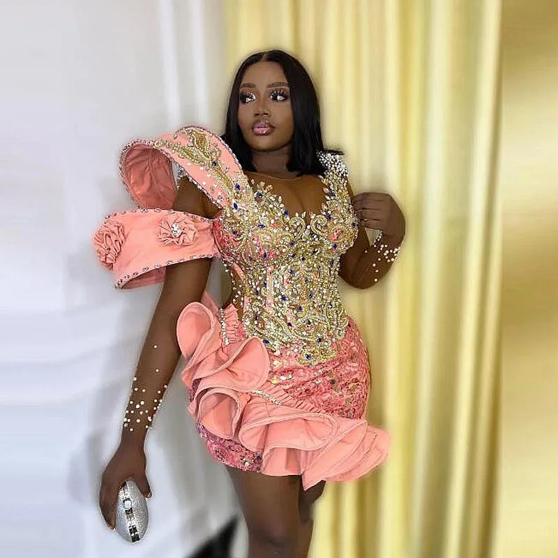 Aso Ebi różowe krótkie suknie balowe z koralikami przezroczysta szyja iluzji z długimi rękawami afrykańskie kobiety powyżej suknie na imprezy urodzinowe kolan