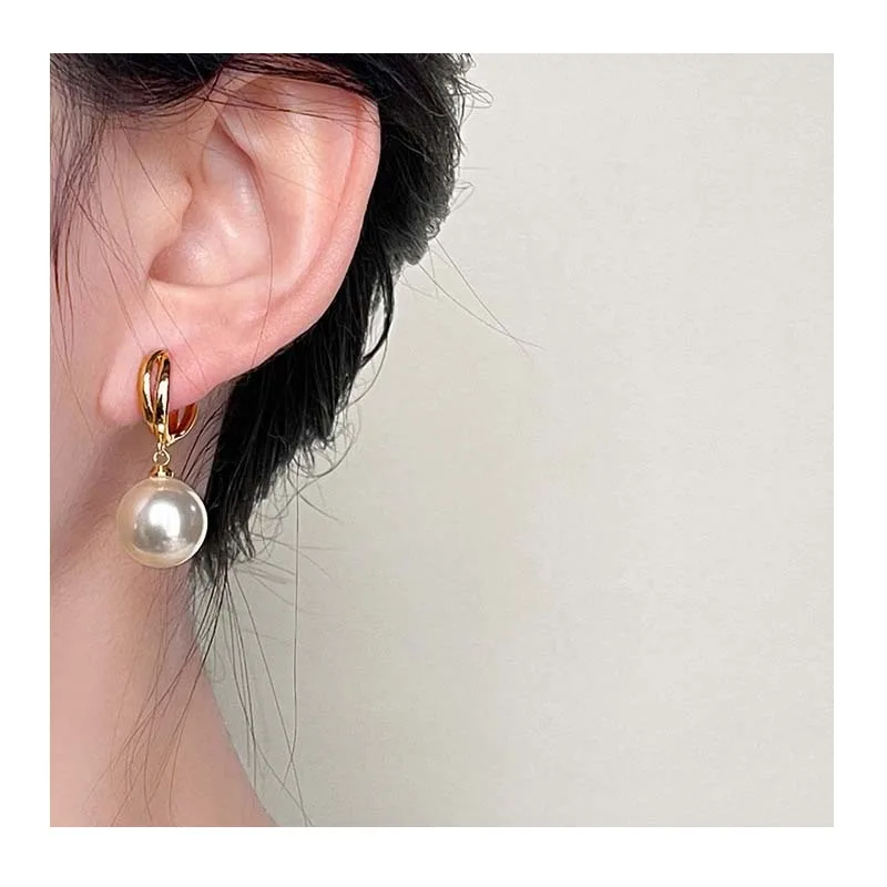 

Simple Personality Temperament Imitation Pearl Ear Buckle Women's Gentle Retro Geometric Earrings Are Hot-selling with The Same