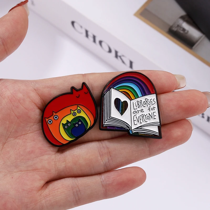 Alfileres personalizados, libro de arcoíris, broches con forma de corazón y diente de plumas de gatos, insignias de solapa, regalo de joyería para amantes del socio, esmalte del orgullo LGBT