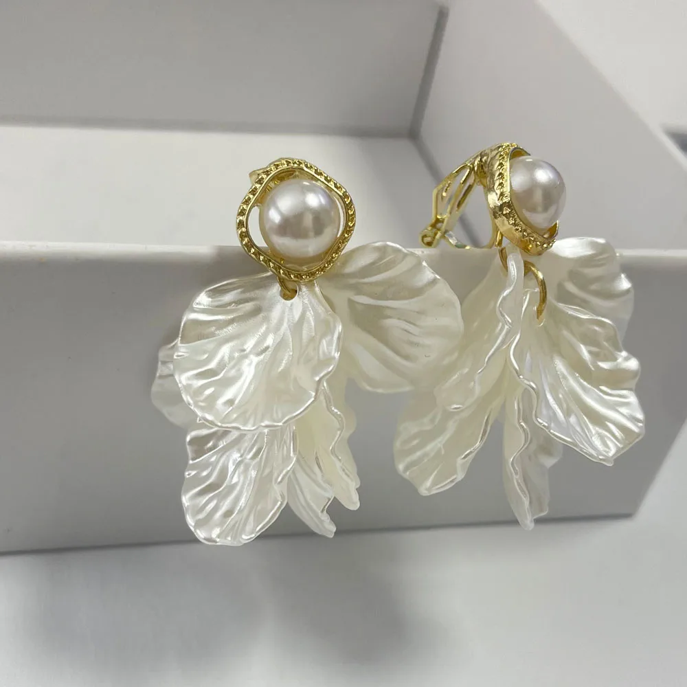 Gentle White Flower Petals Tassel Clip on Earrings for Women Ladies Retro Irregular Design Pearl Shell Ear Clips Earrings