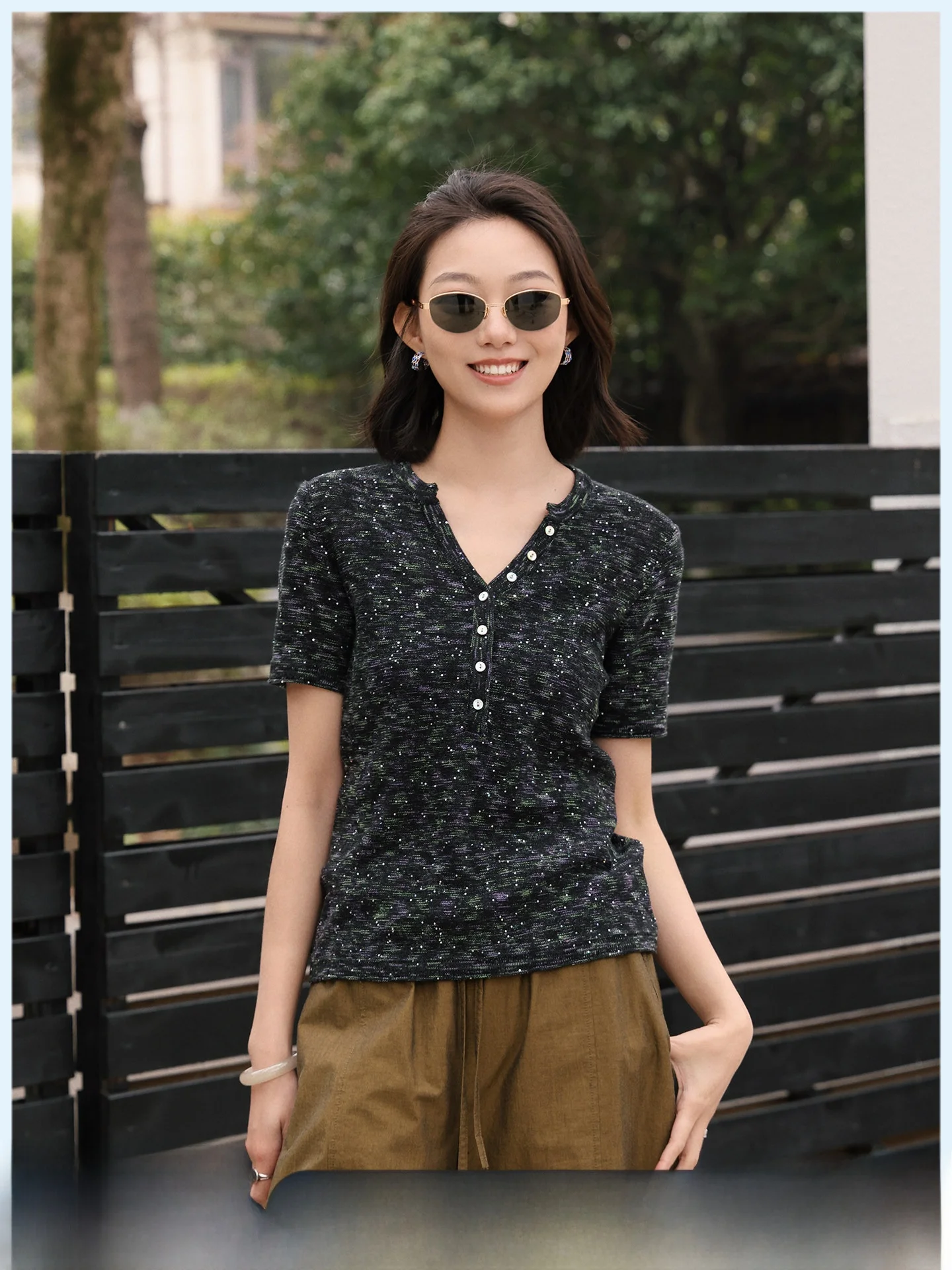 

Летняя новинка: женский трикотажный топ с V-образным вырезом, облегающий, с коротким рукавом, из смесового хлопка и льна, с блестящими пайетками и цветочным узором