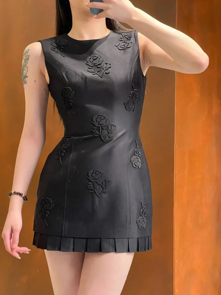 

Temperament elegant round neck sleeveless splicing pleated dress 2024 fall new embroidery appliqué design women's dresses