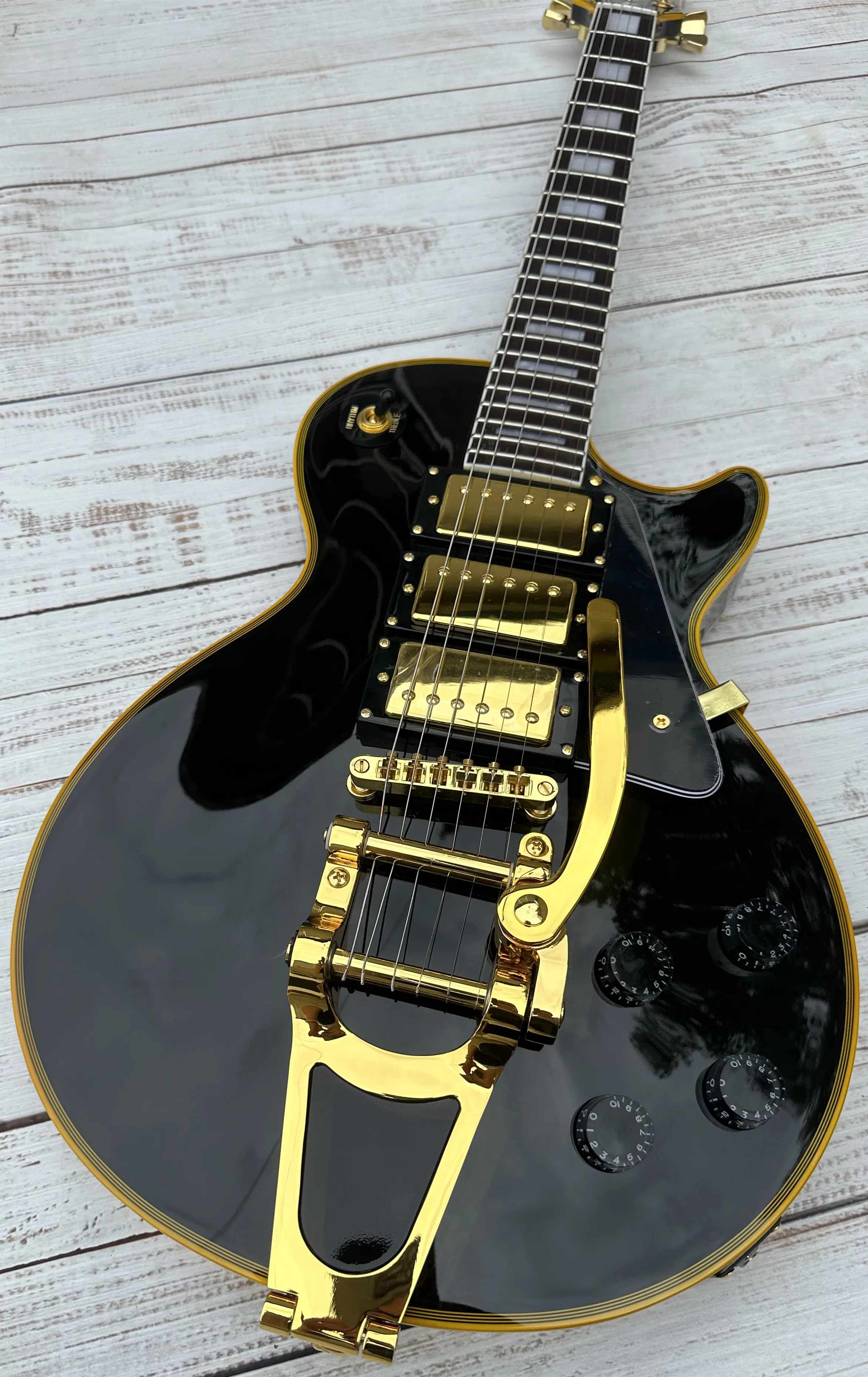 Customized electric guitar, yellow logo and body binding, gold vibrato, gold accessories, quick shipping