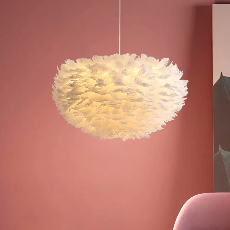 Lampadario di piume Nordico moderno Soggiorno Camera da letto Luce calda Sala da pranzo romantica Ins Net Luce di piume d'oca rossa