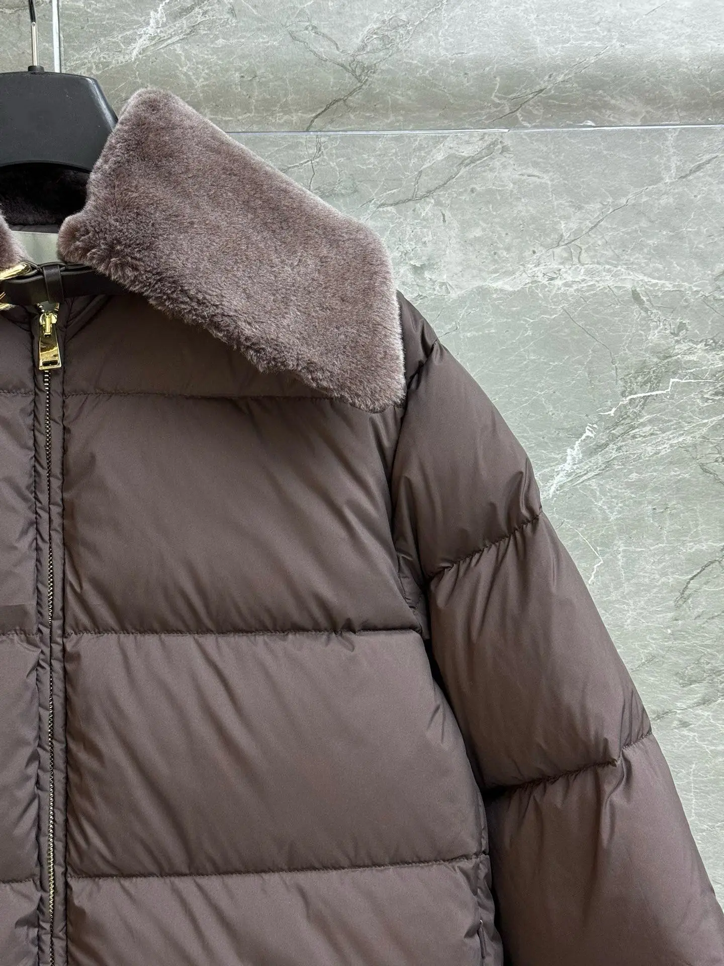 2025 Nueva chaqueta de plumón para mujer, abrigo de invierno con cuello de piel sintética, cálido a prueba de viento de primera calidad, plumón de pato blanco 90%, moda