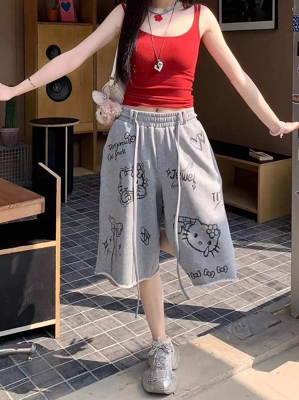 

Женские повседневные брюки Kawaii Hello Kitty с высокой талией, милые шорты в американском стиле с принтом KT, серые, для студентов, спортивные, новинка 2026 года
