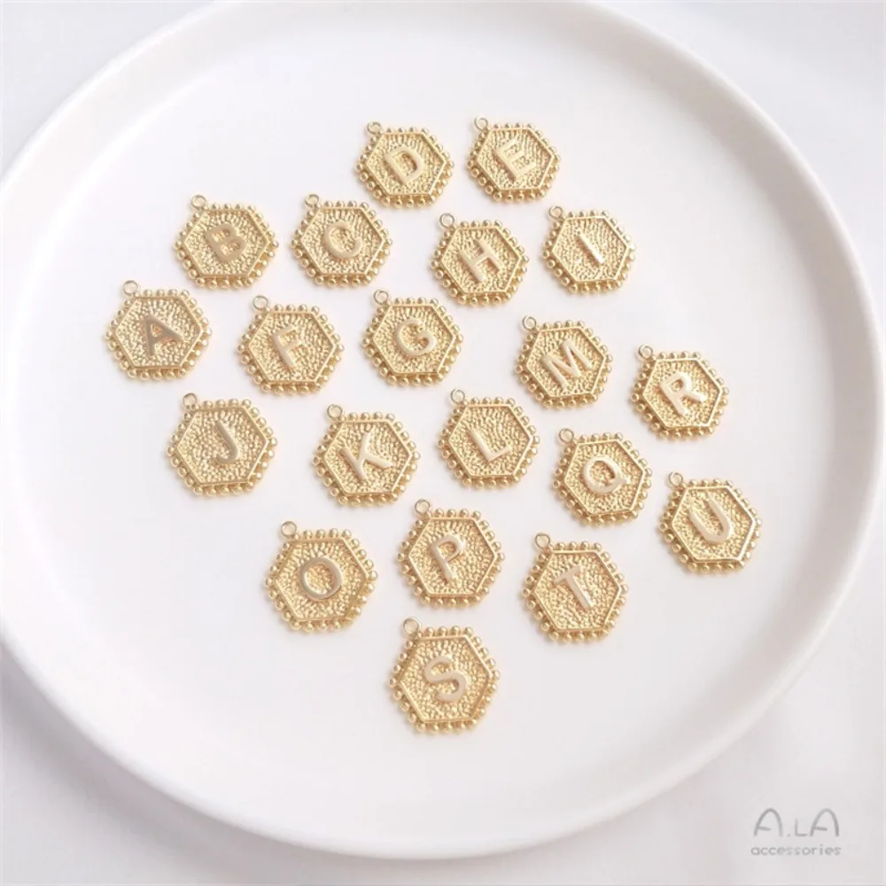 1 قطعة دلايات النحاس 14K الذهب اللون مسدس 26 رسائل الحب موضة Hangtag سوار ذاتي الصنع أقراط قلادة مجوهرات قلادة