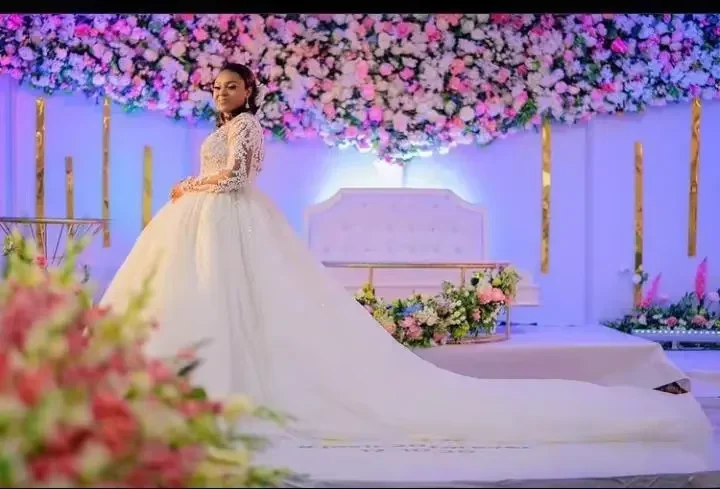 

On Zhu Customized Long Sleeve Beaded Lace Ball Gown Bridal Wedding Dresses Cathedral Tail African Girl Wedding Gowns