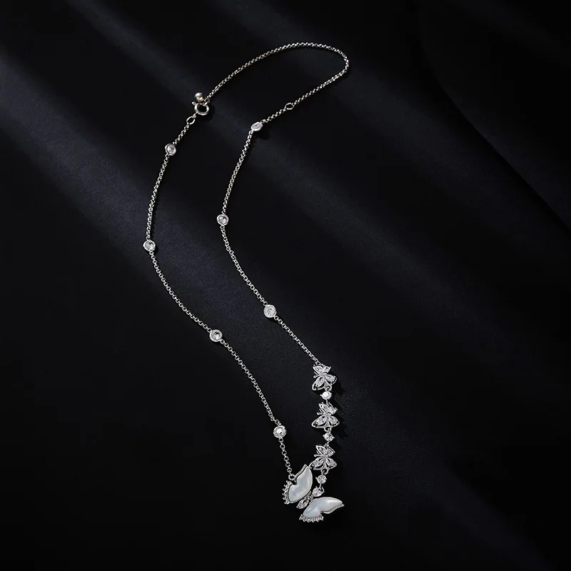 هذه قلادة الفراشة المصنوعة من الزركون الأبيض المصنوعة من عرق اللؤلؤ وهي إكسسوار سلسلة الترقوة متعدد الاستخدامات
