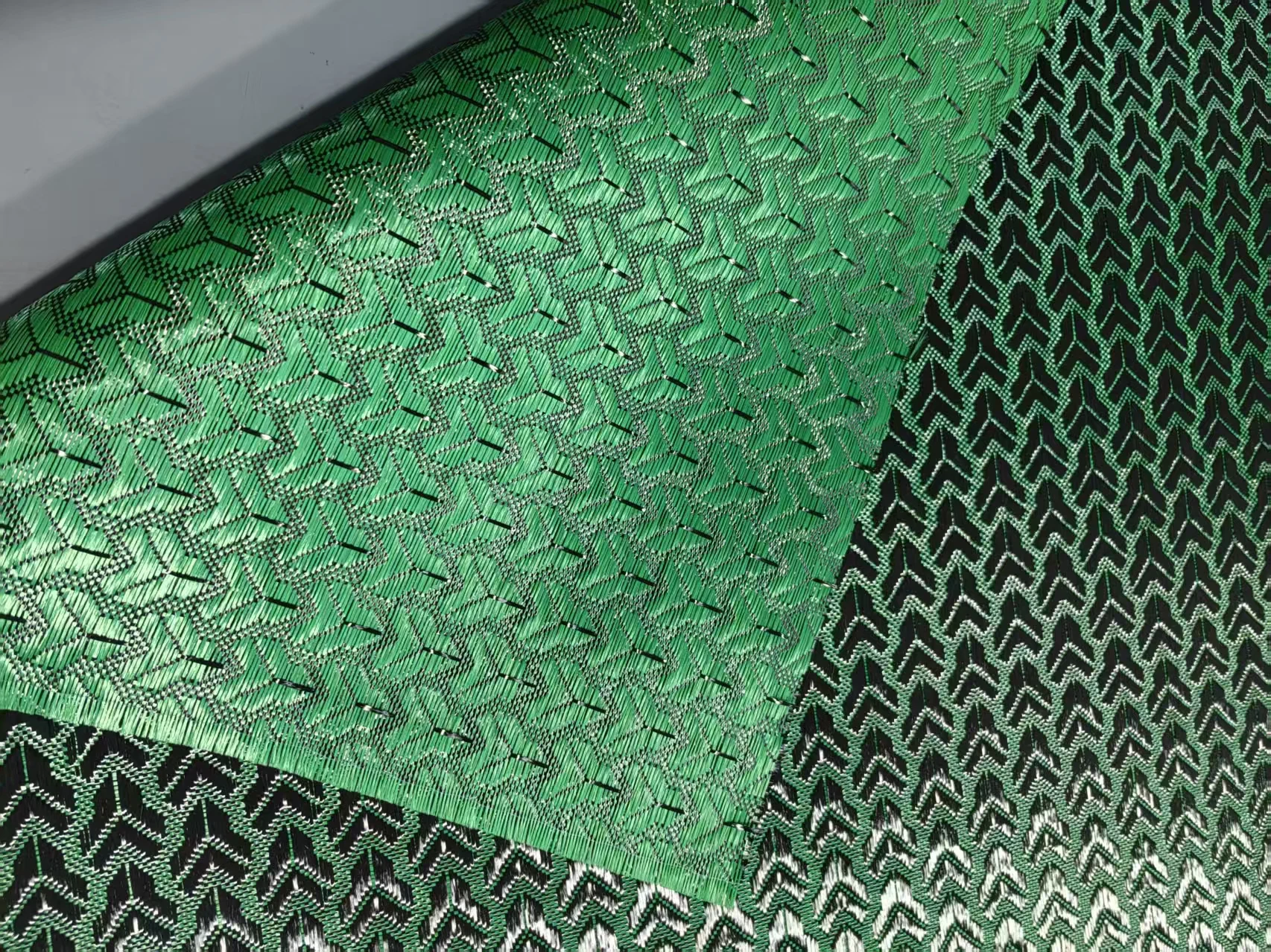 

3k 240gsm real Mixed carbon fiber, triangular pattern 1m/40" wide 100cm*100cm/100cm*150cm，Roll up and ship for DIY decoration
