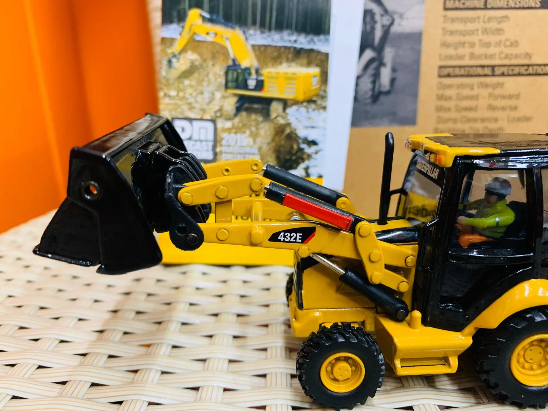 432E Side Shift Backhoe Loader 1/50 Scale DieCast Masters DM85149