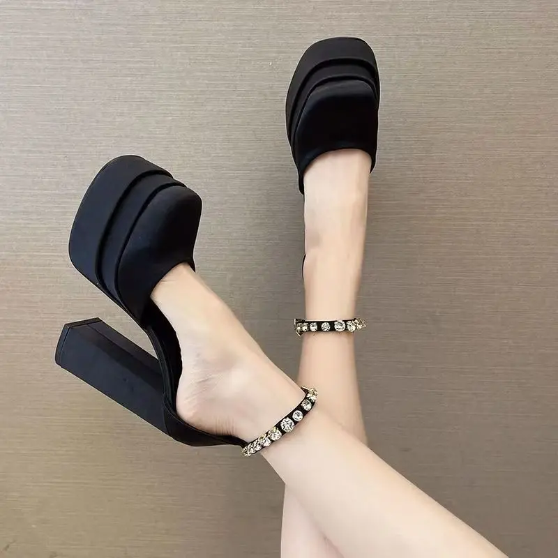 

DIZHUANG Fashionable women's high heels. Black (beige) satin round toe shoes. About15-17 cm heel height. Coarse heeled shoes.