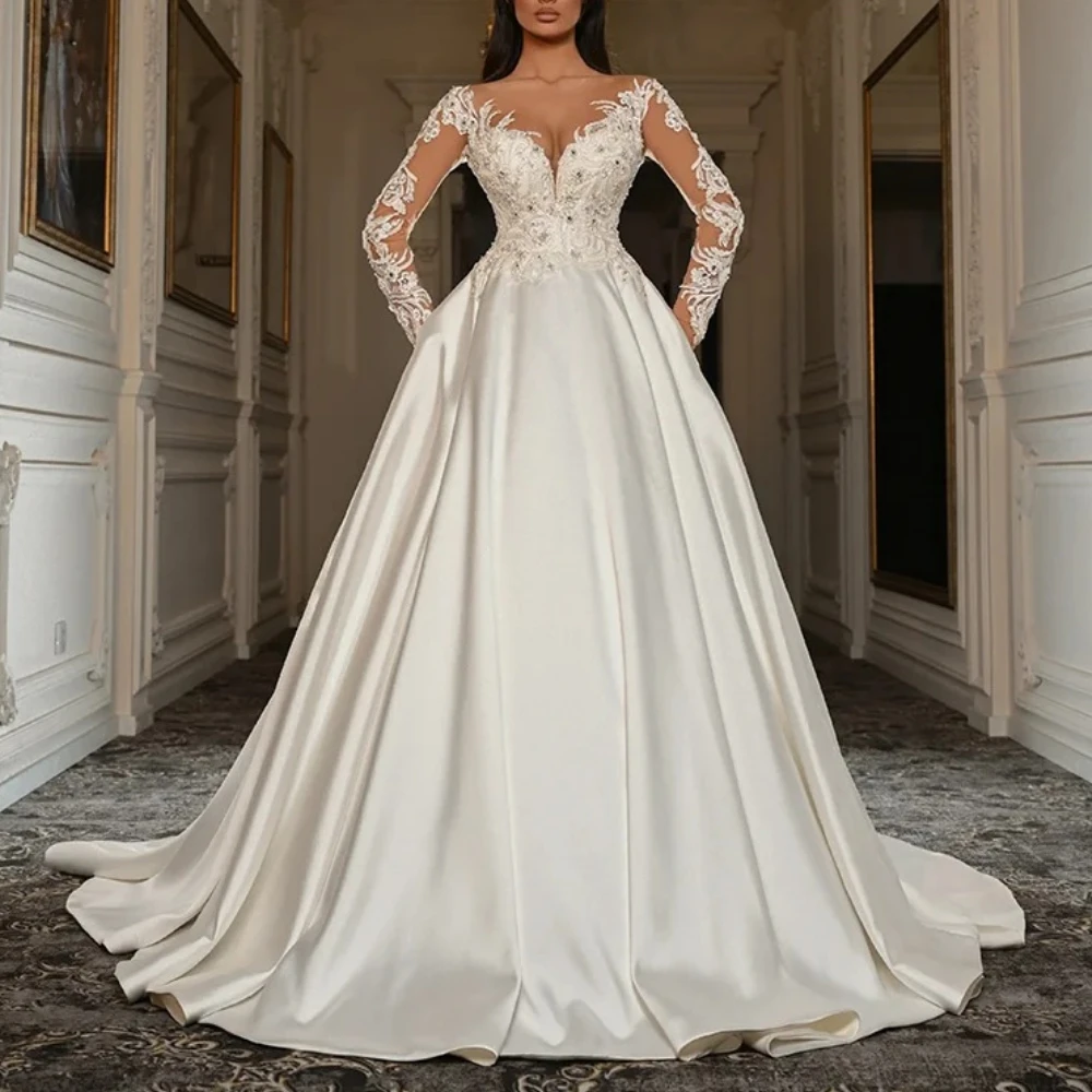 فستان زفاف فاخر مخصص رقبة على شكل قلب دانتيل مزين بأكمام طويلة من الساتان على شكل حرف A سويب تراين فستان زفاف 2025