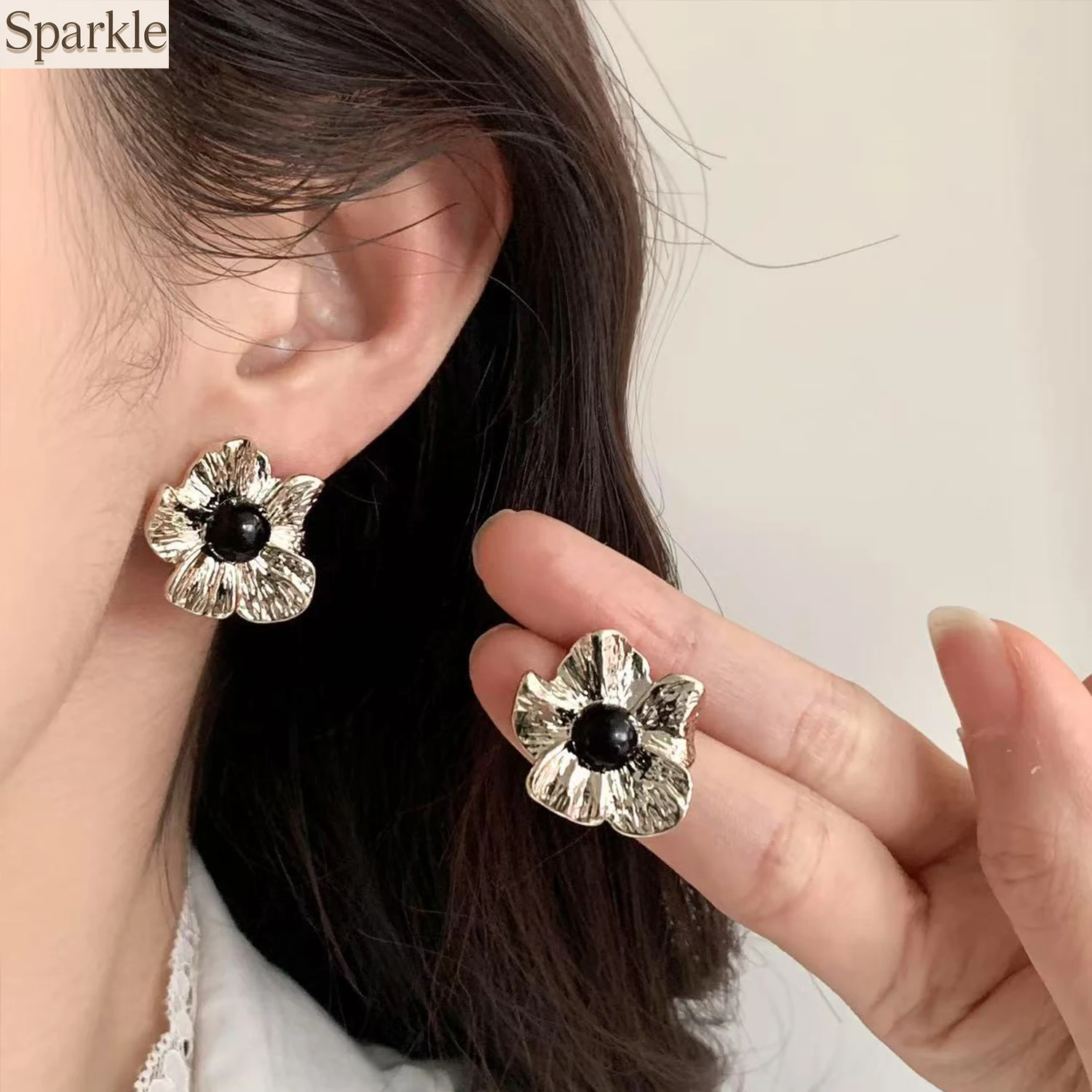 Black Pearl Flower Earrings with Textured Sensation Luxury Feel Metal Style Versatile Retro Silver Needle Elegant Ear Jewelry