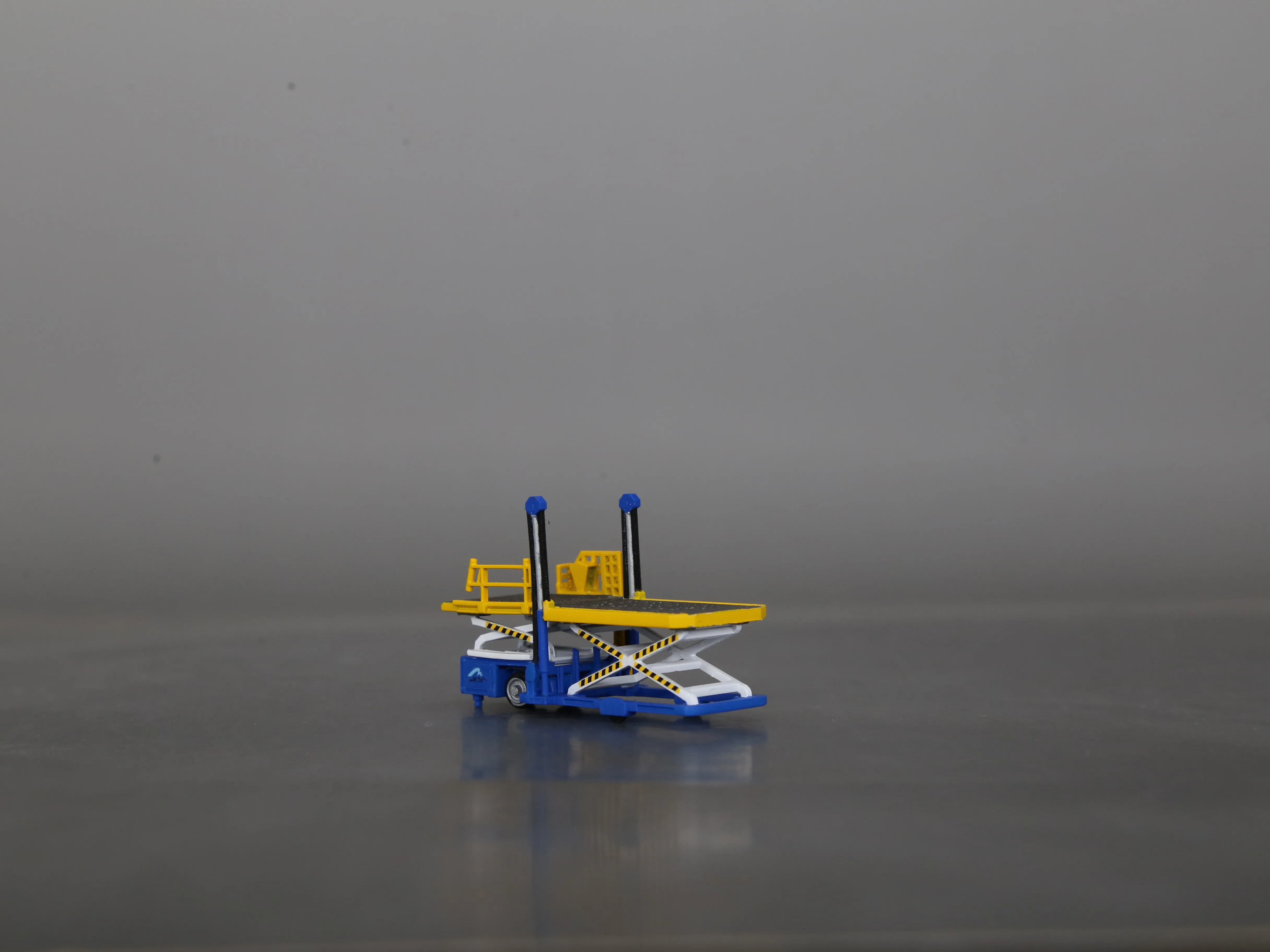 

1/1200 Синий грузовой погрузчик Airport Готовая авиационная модель с 3D-печатью