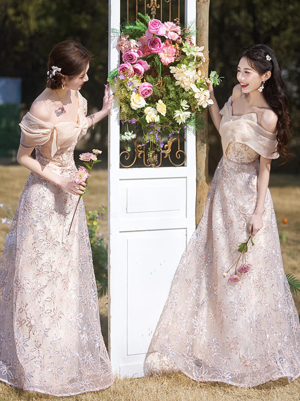 Sukienka druhna w stylu light luxury, różowa, z aplikacjami kwiatowymi, kwadratowy dekolt, odkryte ramiona, suknia na wesele, dla gościa weselnego, dla sióstr, vestido.