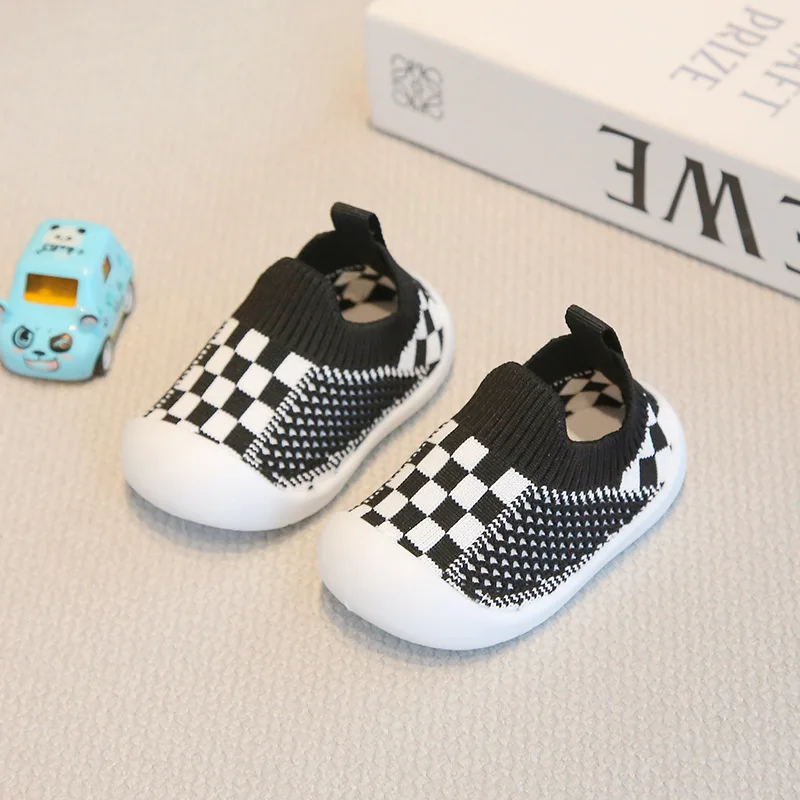 أحذية أطفال مضادة للانزلاق وجيدة التهوية لسرير الأطفال الرضع مع نعل مطاطي للأطفال والبنات والأولاد أحذية شبكية شباشب ناعمة من الأسفل