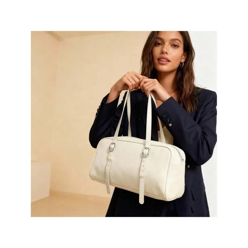 

Lady's black Boston bag, with double shoulder straps, featuring a retro style that is distinctive in its own way.