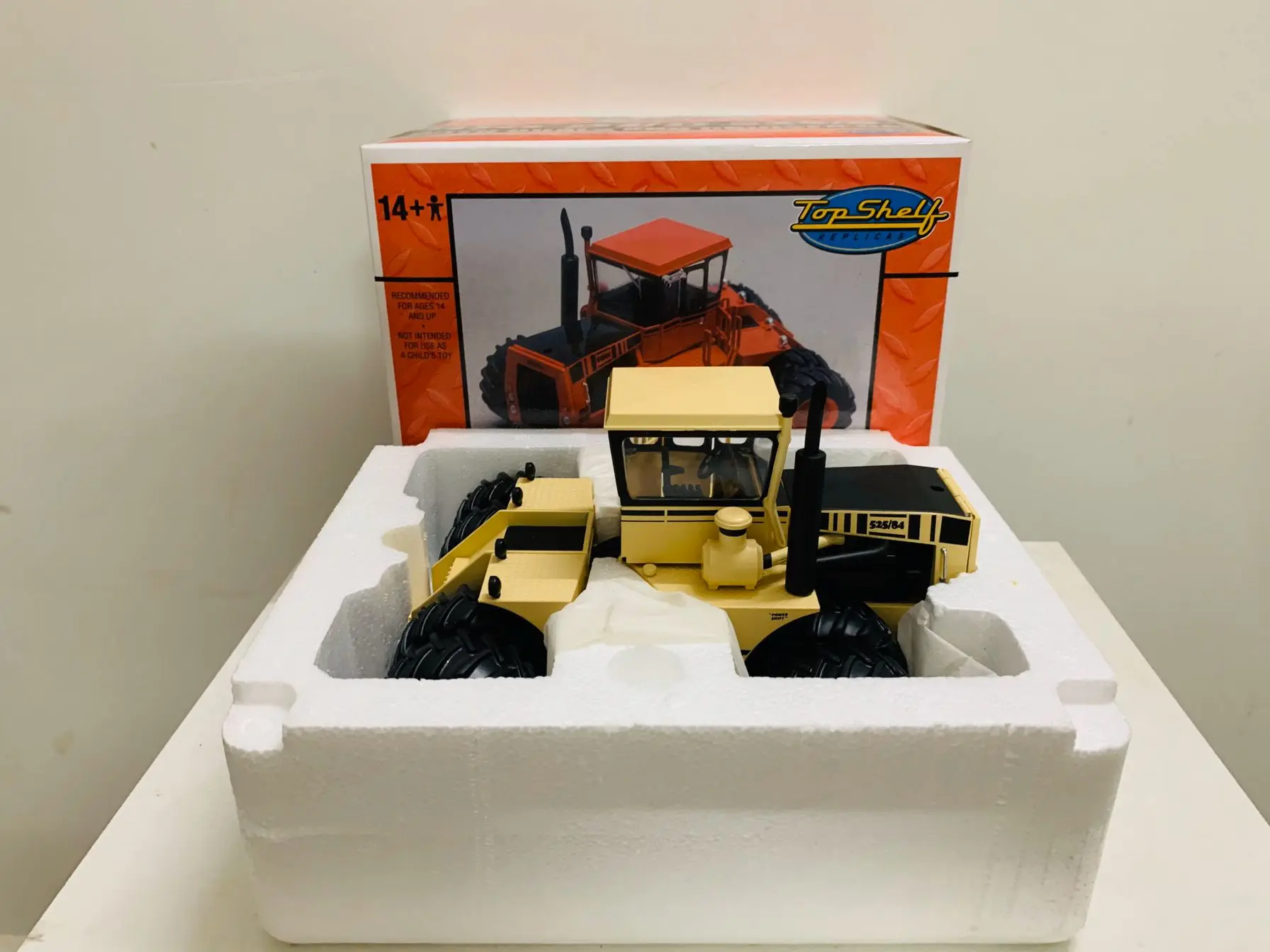 

Big Bud 525/84 Duals And Cruiser Cab High Detail 1/32 Scale Metal Tractor New in Box