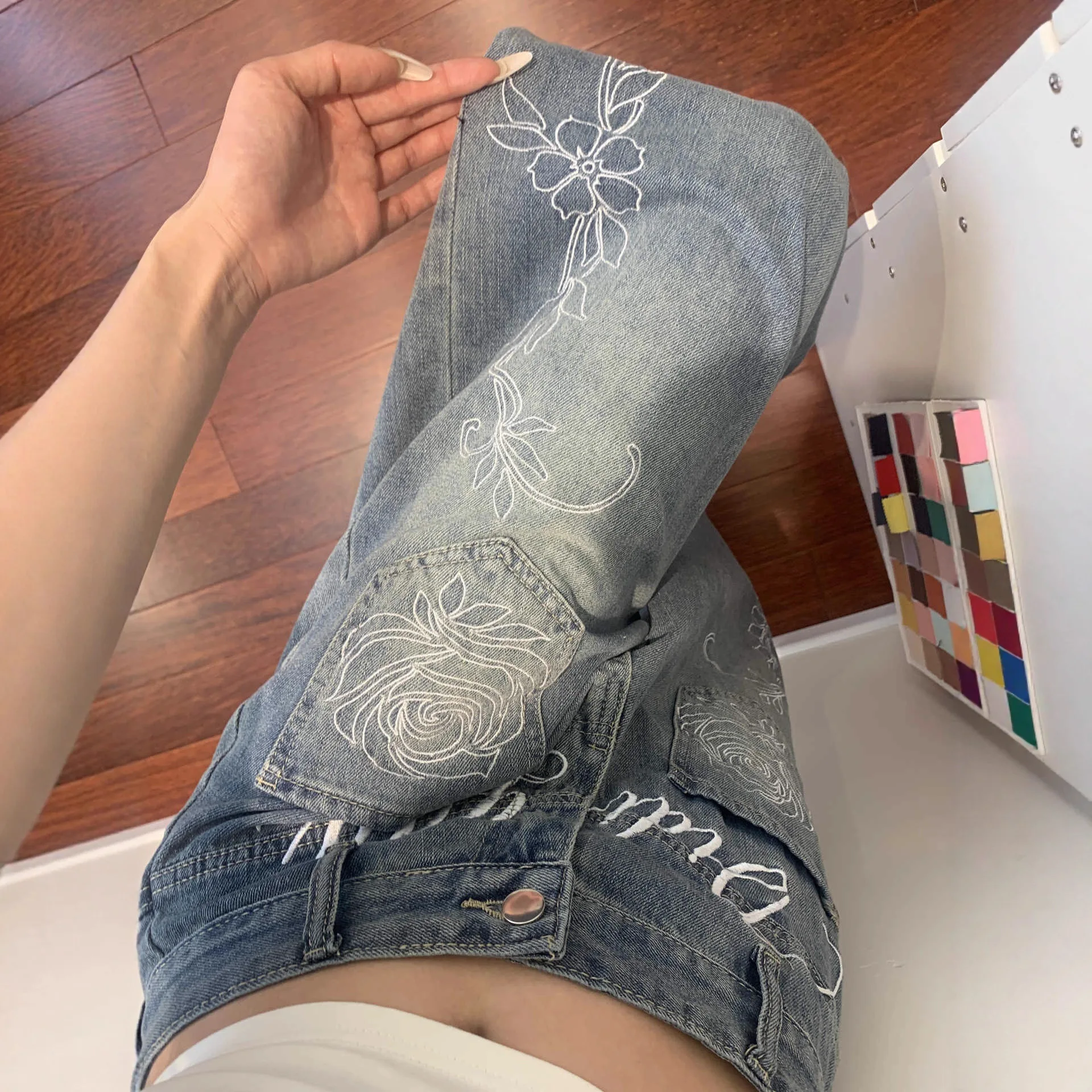 American fashion retro embroidered flower jeans women's spring and autumn new washed machete wide-leg pants slim mop pants.